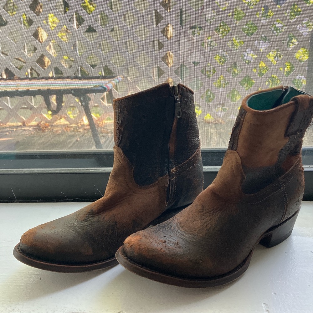 Women’s Chocolate Tan Lamb Round Toe Cowboy Bootie with Zipper Style C1064